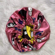 Pink side gathered opening of the reversible satin bonnet