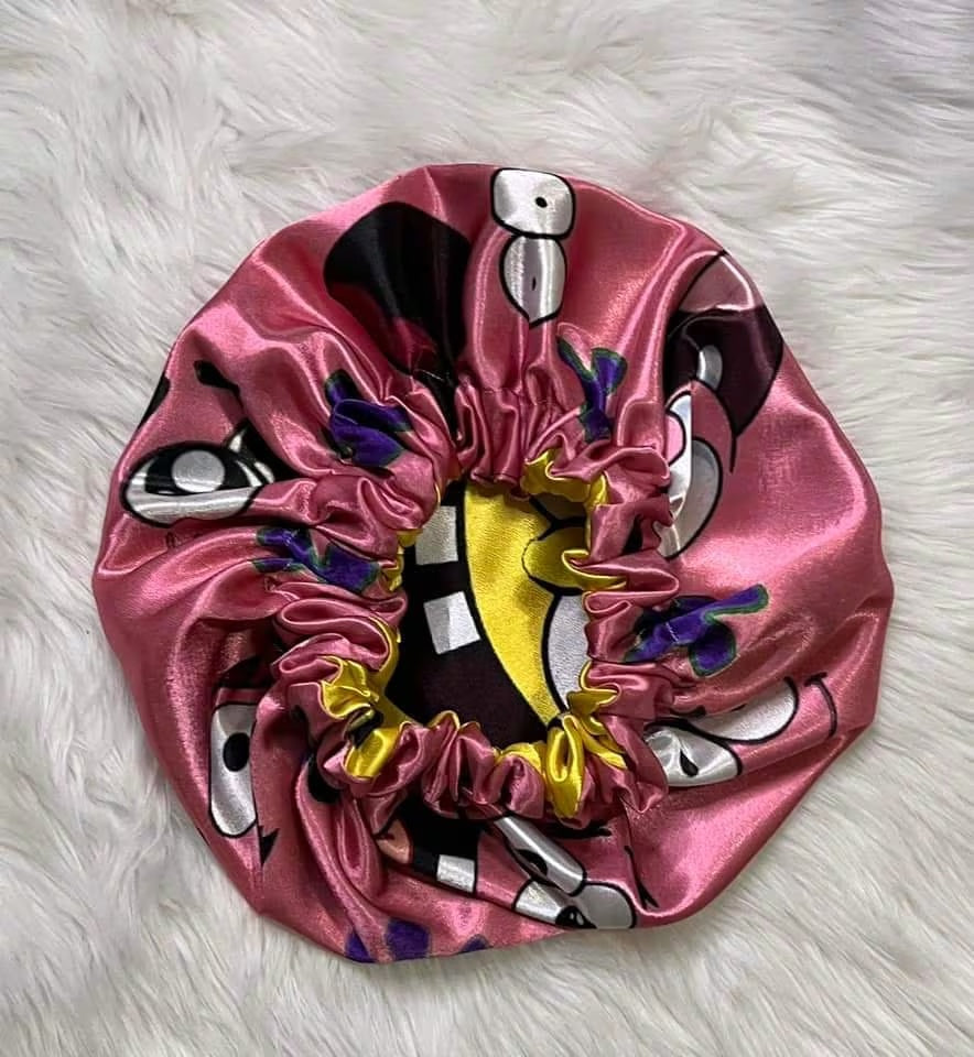Pink side gathered opening of the reversible satin bonnet