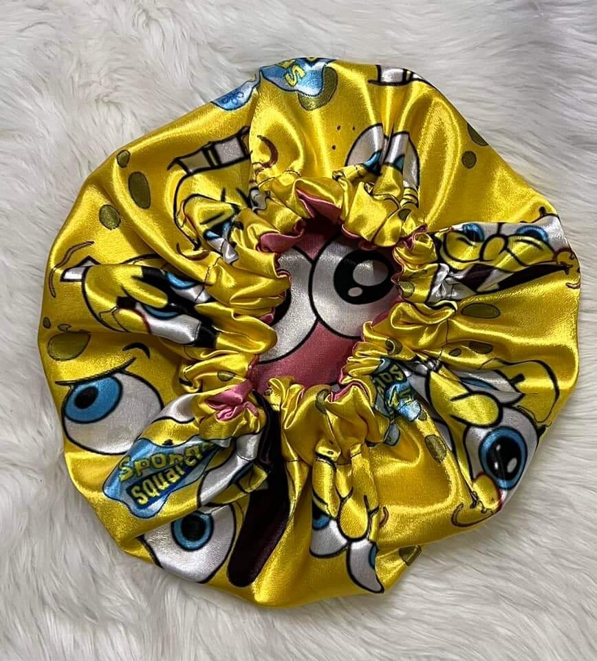 Yellow side gathered opening of the reversible satin bonnet